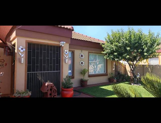3 BEDROOM TOWNHOUSE FOR SALE IN VANDERBIJLPARK CE 2